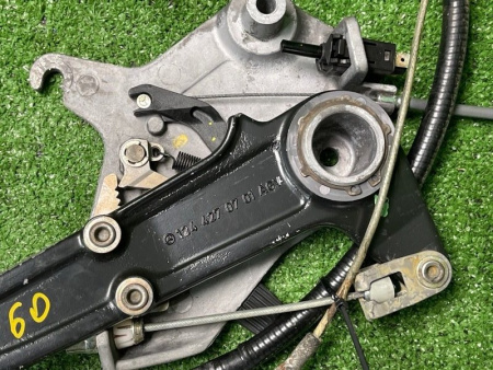 Mercedes-Benz / 300E / Педаль стояночного тормоза