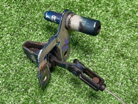 Mercedes-Benz / 260E / Замок капота