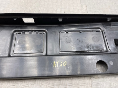 Mercedes-Benz / 300E / Обшивка багажника