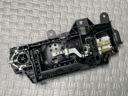 Audi / S5 / Кронштейн ручки двери