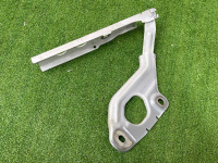 Audi / A6 / Петля капота