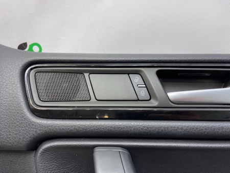Volkswagen / Touareg / Обшивка двери