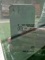 Volkswagen / Touareg / Стекло двери