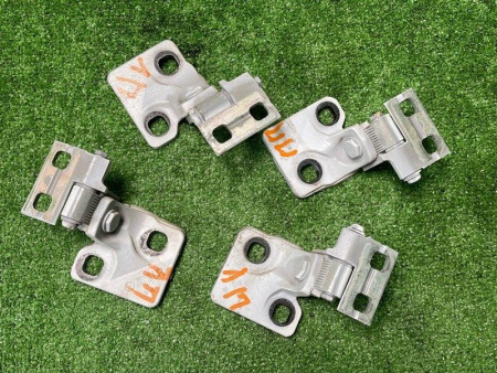 BMW / M6 / Петля двери