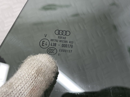 Audi / S5 / Стекло двери