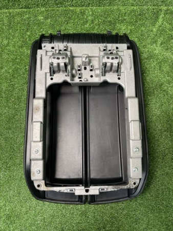Audi / A8 / Подлокотник