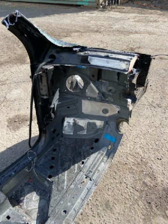 Audi / Q8 / Боковина
