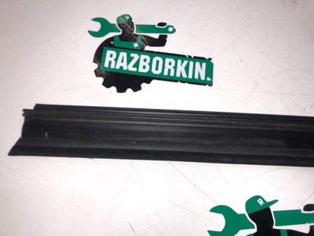 Mercedes-Benz / E-Class / Уплотнитель стекла двери