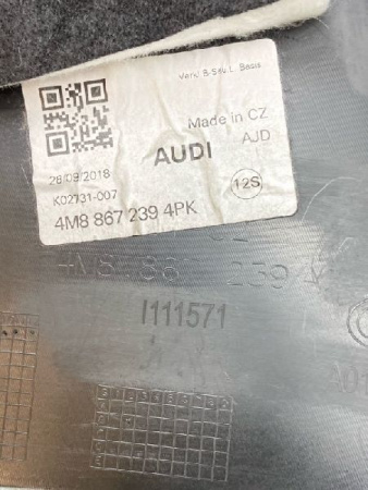 Audi / Q8 / Накладка стойки