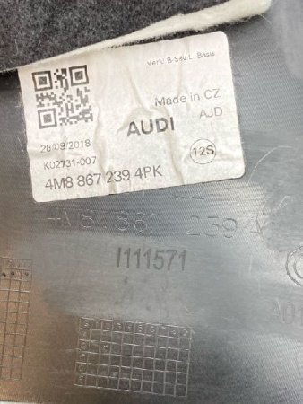 Audi / Q8 / Накладка стойки