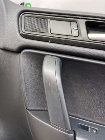 Volkswagen / Touareg / Обшивка двери