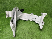 Audi / Q8 / Кронштейн крыла