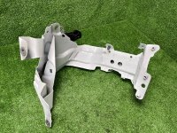 Audi / Q8 / Кронштейн крыла