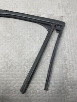 Ford / EXPLORER / Уплотнитель стекла двери