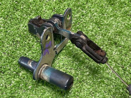 Mercedes-Benz / 260E / Замок капота