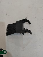 Porsche / Cayenne / Щетка петли багажника