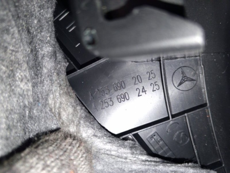 Mercedes-Benz / GLC 250d 4-matic / Накладка стойки