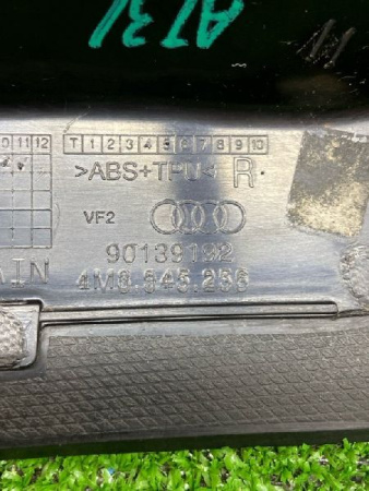 Audi / Q8 / Накладка фонаря