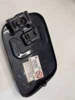 Volkswagen / Touareg / Лючок топливного бака