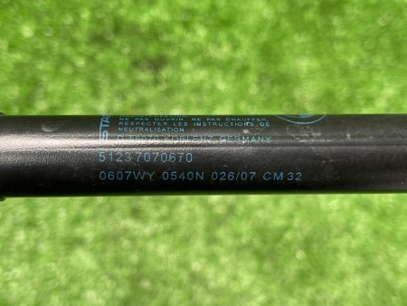 BMW / M6 / Амортизатор капота