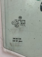 Volkswagen / Tiguan / Стекло двери