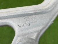 Audi / A6 / Петля капота