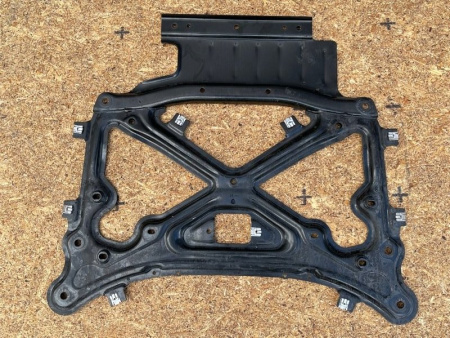 Audi / SQ8 / распорка подрамника