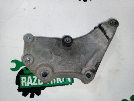 Mercedes-Benz / E-Class / Кронштейн впускного коллектора