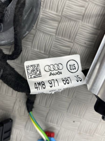 Audi / SQ8 / Комплект обшивок двери
