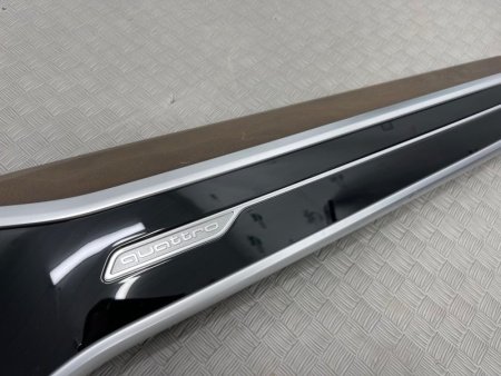 Audi / A6 / Декоративная накладка торпедо