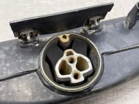 Volkswagen / Touareg / Кронштейн коробки передач