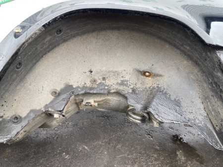 Mercedes-Benz / 300E / Крыло