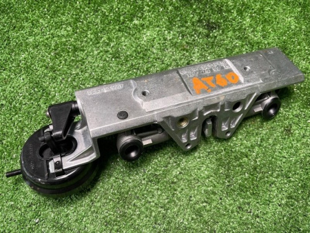 Mercedes-Benz / 300E / Замок подголовника