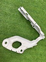 Audi / A6 / Петля капота