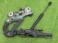 BMW / 7-Series / Петля капота