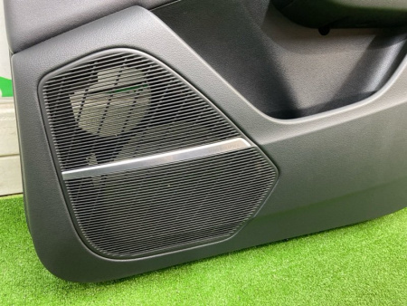 Audi / Q8 / Обшивка двери
