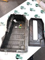 Volkswagen / Touareg / Короб аккумулятора