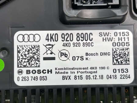 Audi / Q8 / Панель приборов