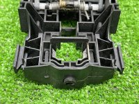 Volkswagen / Touareg / Кронштейн ручки двери