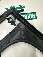 Volkswagen / Touareg / Направляющая стекла двери