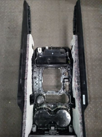 Volkswagen / Touareg / Консоль центральная