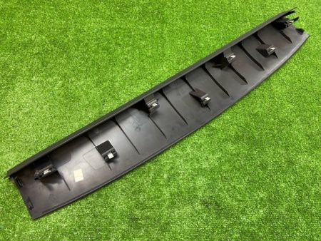 Volkswagen / Tiguan / Накладка крышки багажника