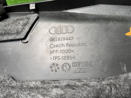 Audi / A6 / Накладка жабо
