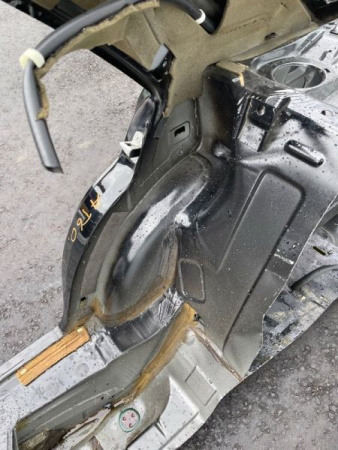 Mercedes-Benz / 300E / Крыло