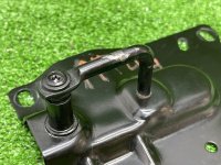 Audi / A4 / Петля капота