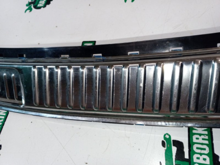 Volkswagen / Touareg / Накладка петли багажника