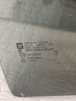 Chevrolet / Tahoe / Стекло двери