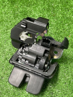 Audi / A6 / Замок багажника