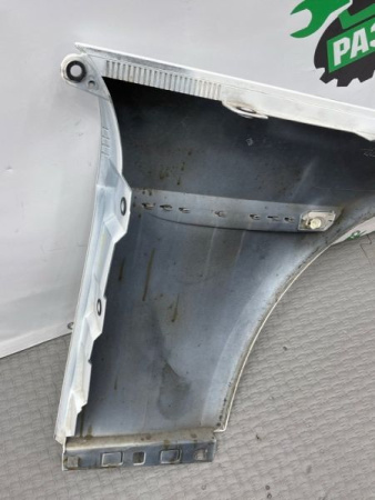 BMW / M6 / Крыло