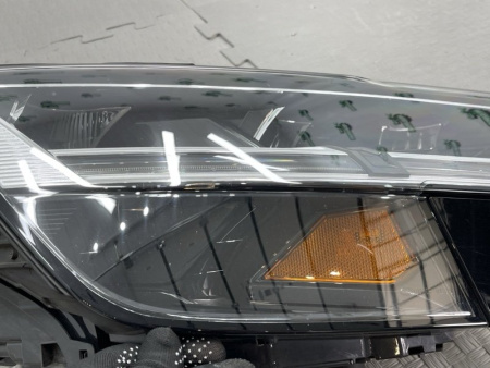 Audi / SQ8 / Фара